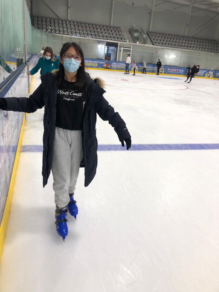 細囡學嘢很快，吸收能力亦高。她有一段時間愛看外國女孩玩芭比公仔屋的YT片，有天她拿着自己的芭比公仔在模仿看過的YT片段，更一人扮演多角。最令我驚訝的是，她居然是全程用英文自己在對話，連口音都跟足影片那些女孩的口音——標準的美國音。